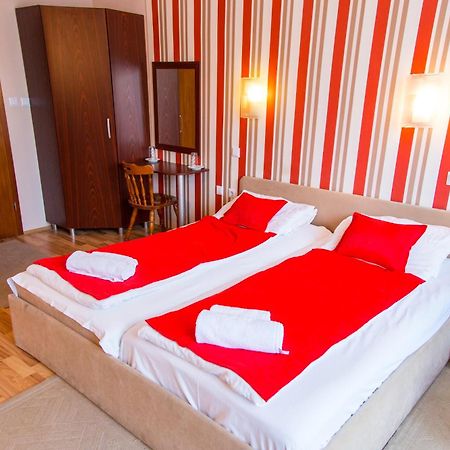 Hotel Pine Скопие Екстериор снимка