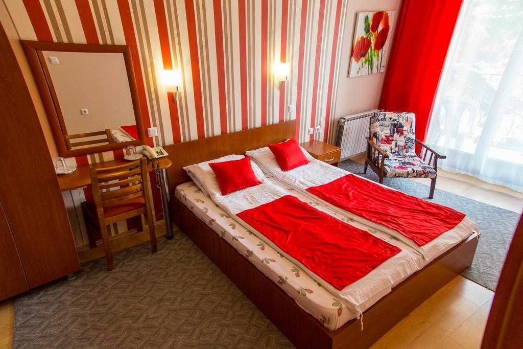 Hotel Pine Скопие Екстериор снимка