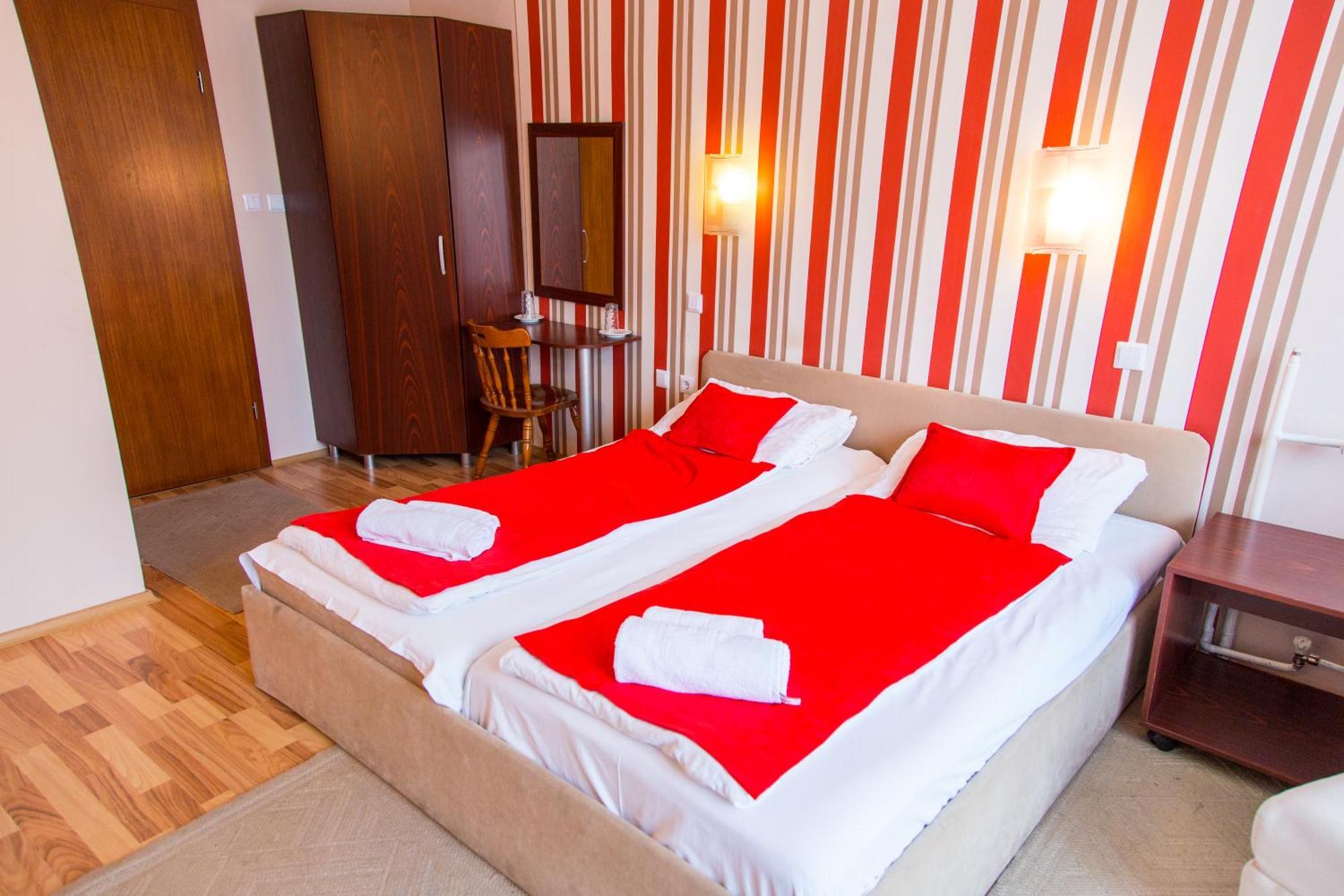 Hotel Pine Скопие Екстериор снимка