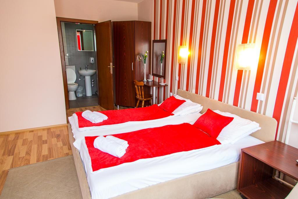 Hotel Pine Скопие Екстериор снимка