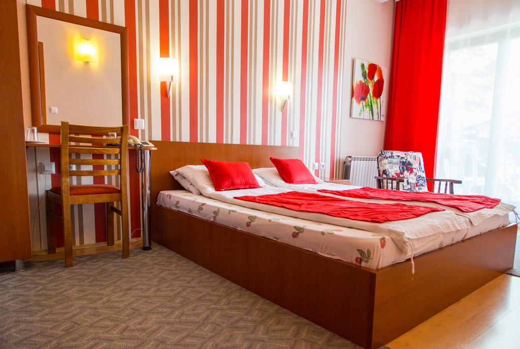 Hotel Pine Скопие Екстериор снимка