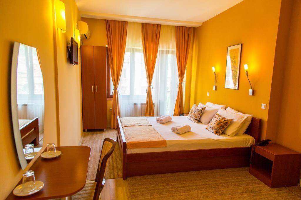 Hotel Pine Скопие Екстериор снимка
