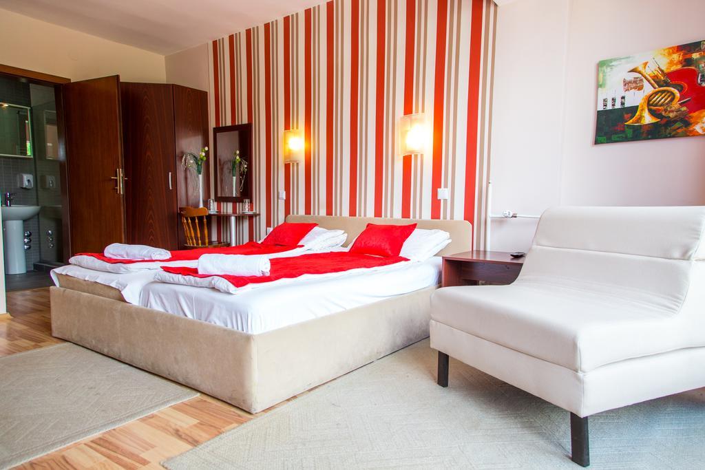 Hotel Pine Скопие Екстериор снимка