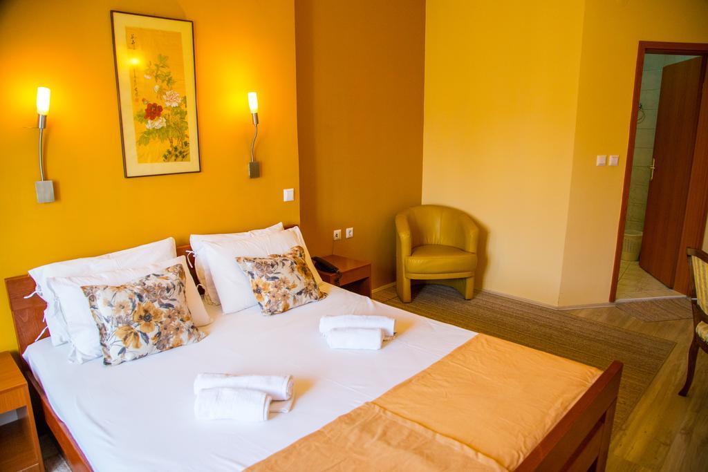 Hotel Pine Скопие Екстериор снимка