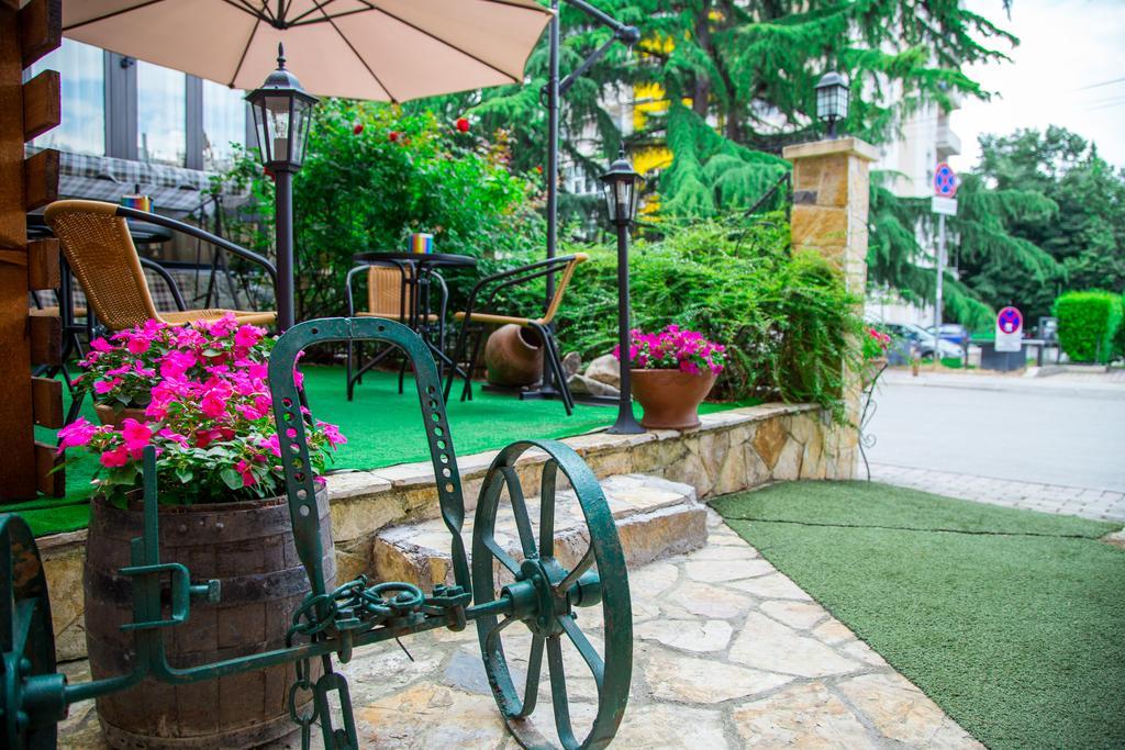 Hotel Pine Скопие Екстериор снимка