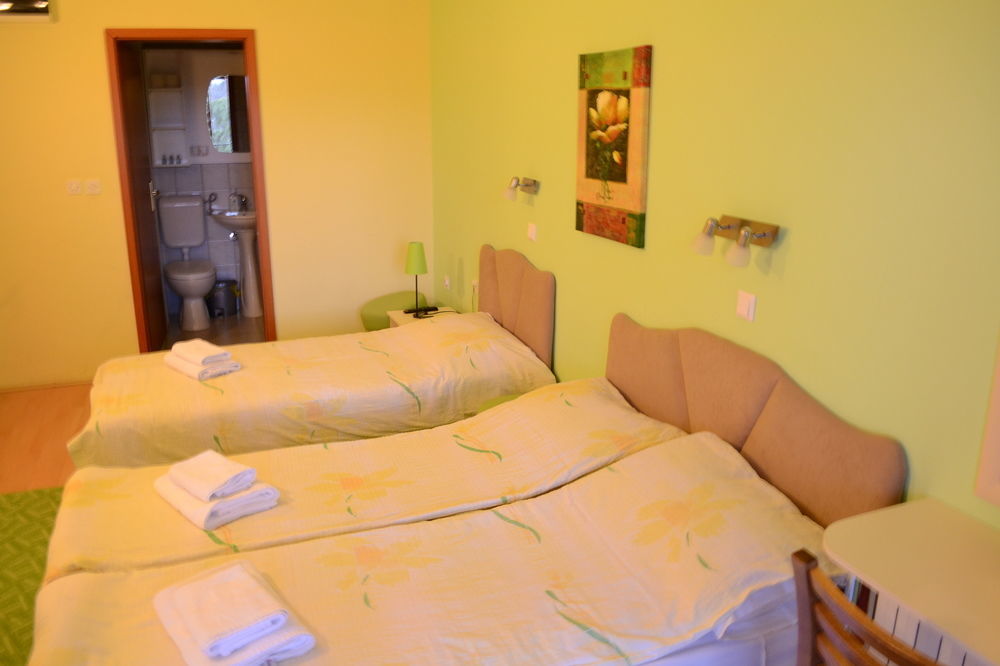 Hotel Pine Скопие Екстериор снимка