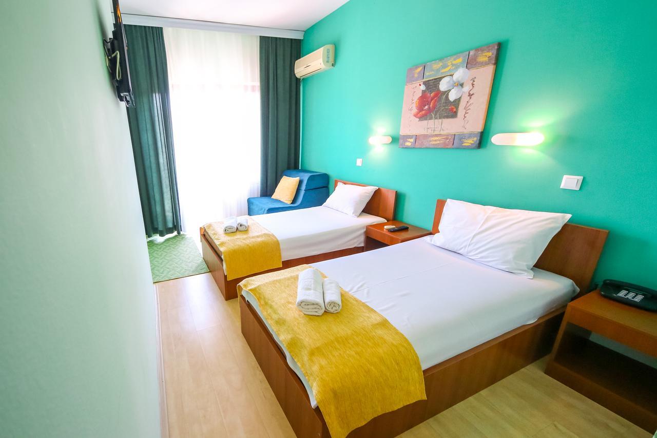 Hotel Pine Скопие Екстериор снимка