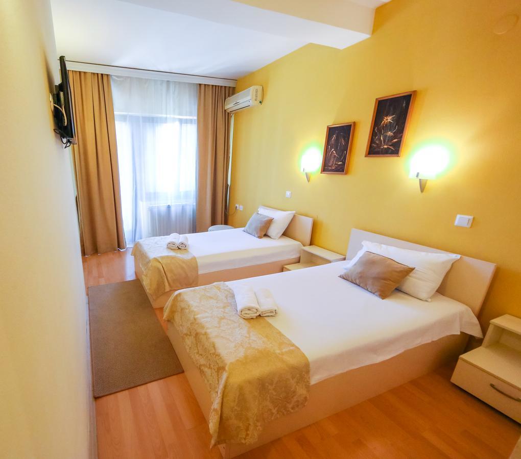 Hotel Pine Скопие Екстериор снимка
