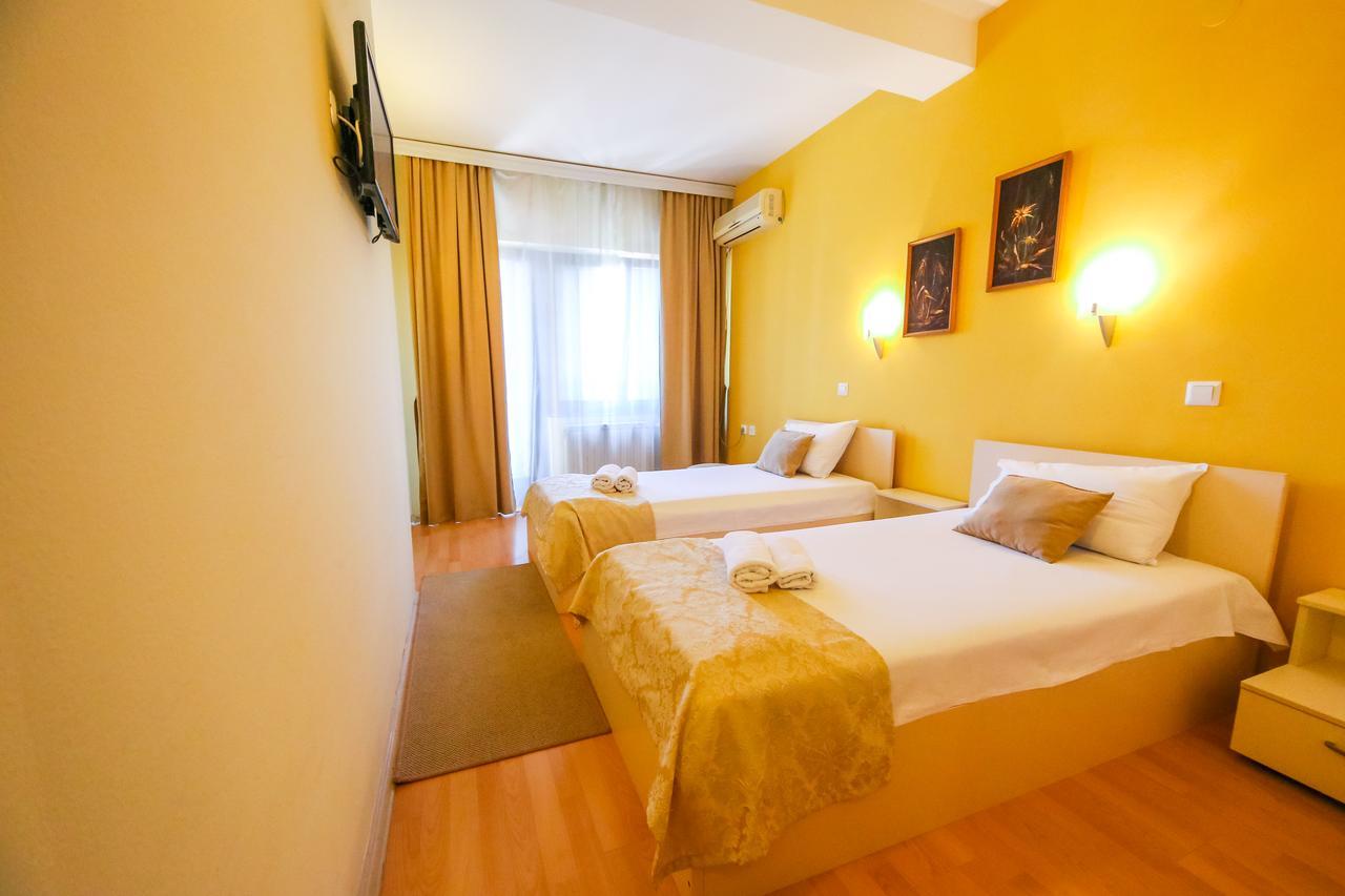 Hotel Pine Скопие Екстериор снимка