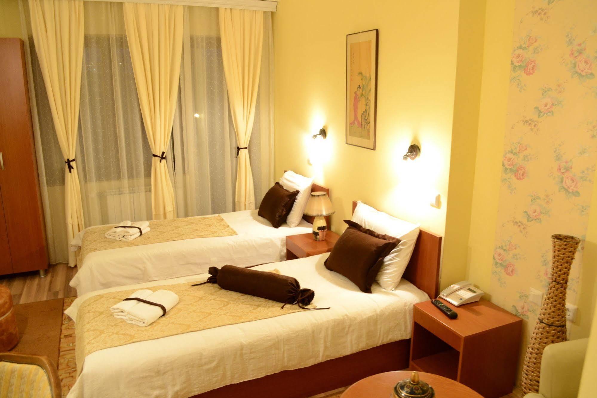 Hotel Pine Скопие Екстериор снимка