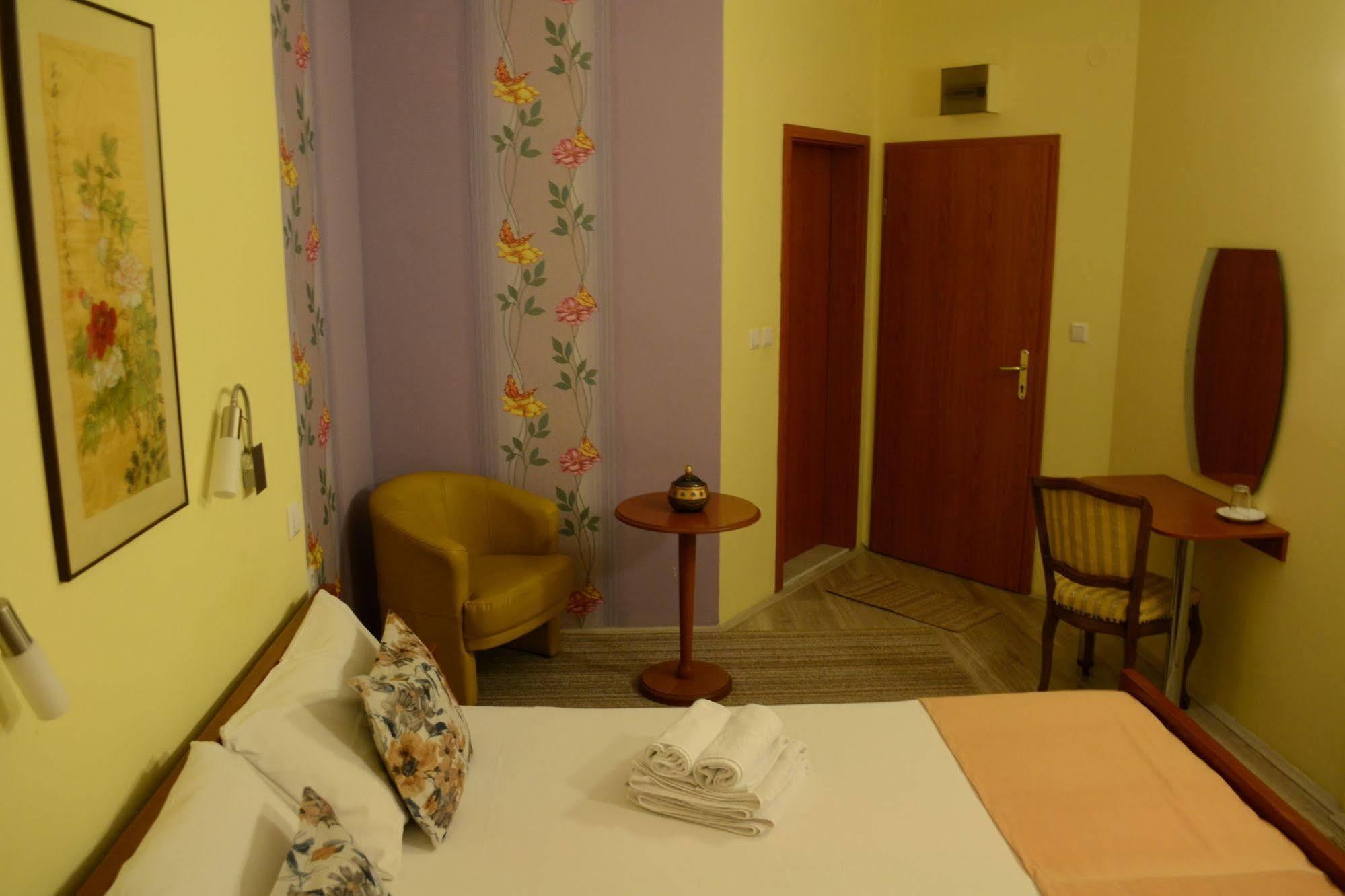 Hotel Pine Скопие Екстериор снимка