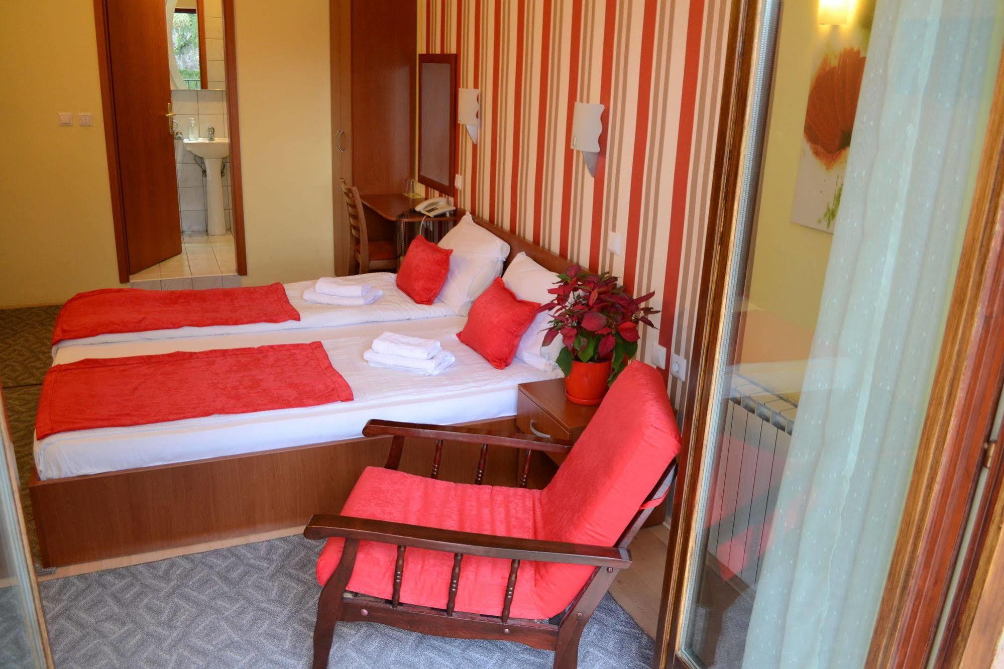 Hotel Pine Скопие Екстериор снимка