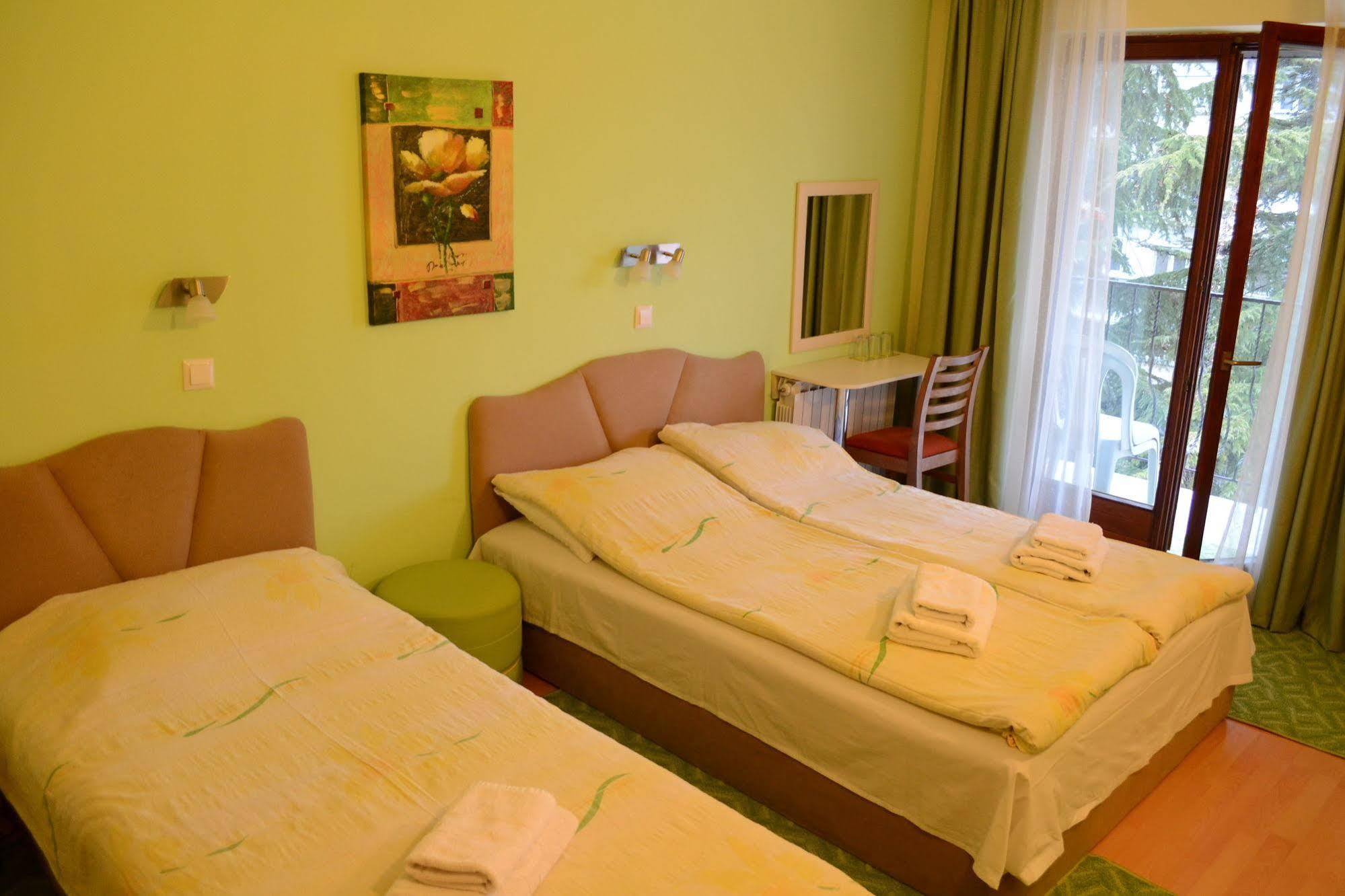 Hotel Pine Скопие Екстериор снимка