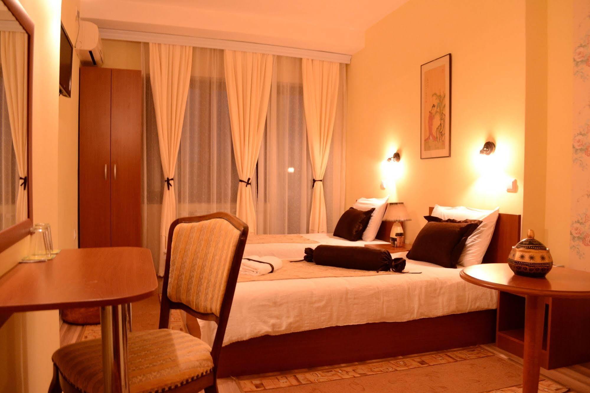 Hotel Pine Скопие Екстериор снимка