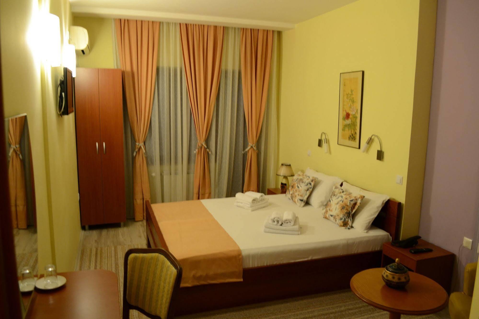 Hotel Pine Скопие Екстериор снимка