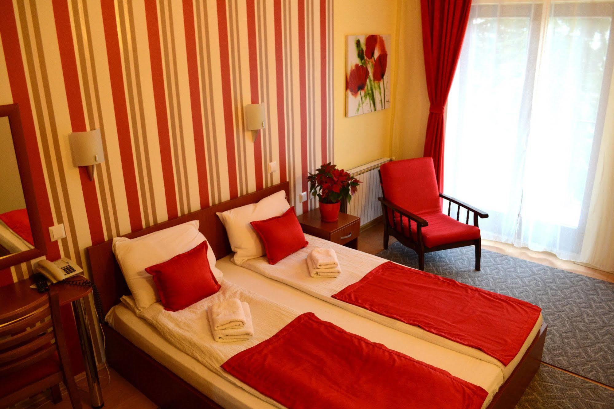 Hotel Pine Скопие Екстериор снимка
