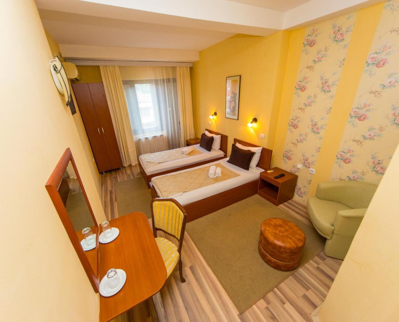 Hotel Pine Скопие Екстериор снимка