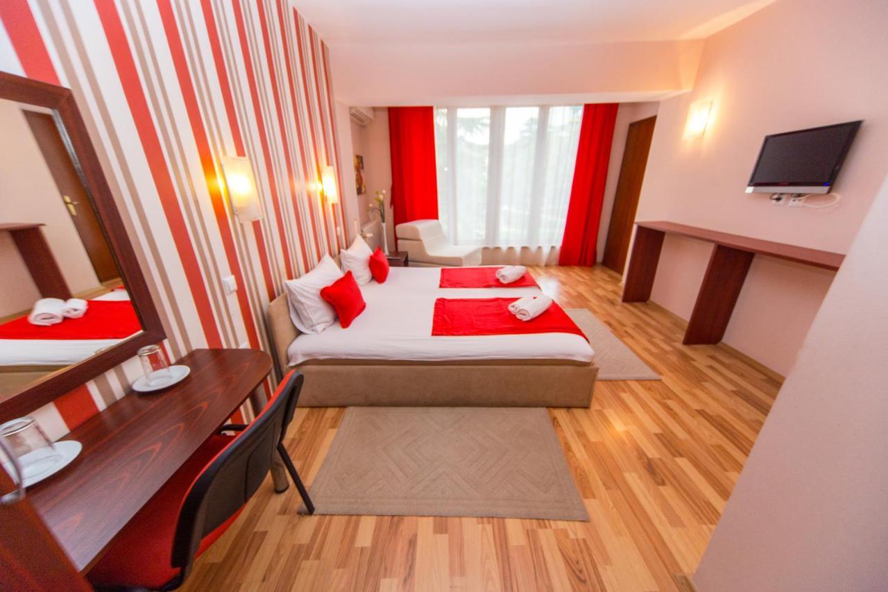 Hotel Pine Скопие Екстериор снимка