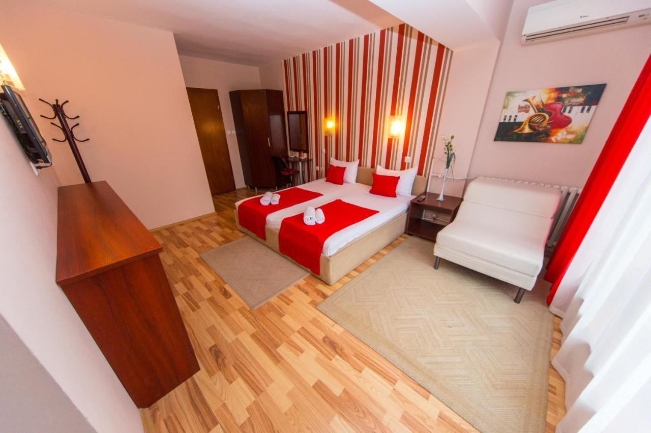 Hotel Pine Скопие Екстериор снимка