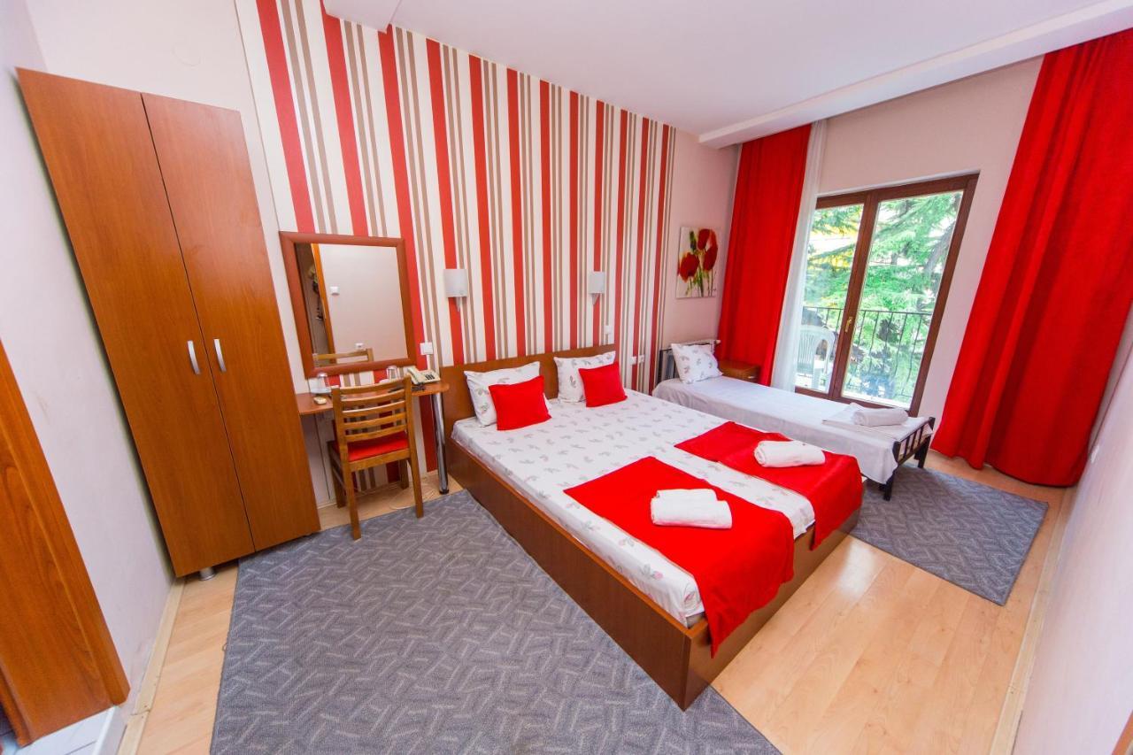 Hotel Pine Скопие Екстериор снимка
