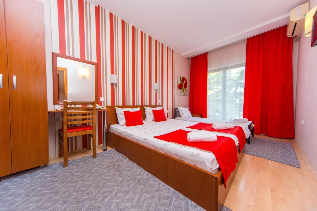 Hotel Pine Скопие Екстериор снимка