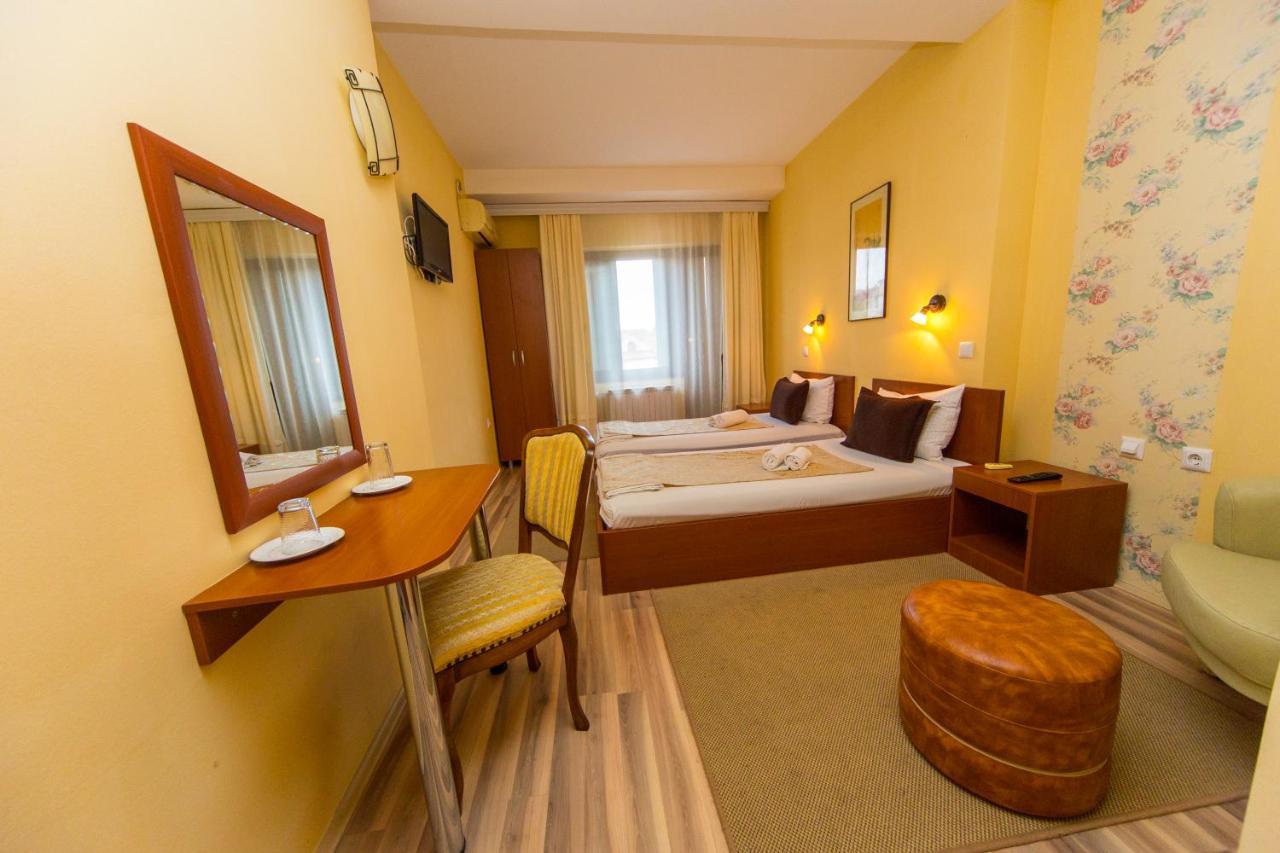 Hotel Pine Скопие Екстериор снимка