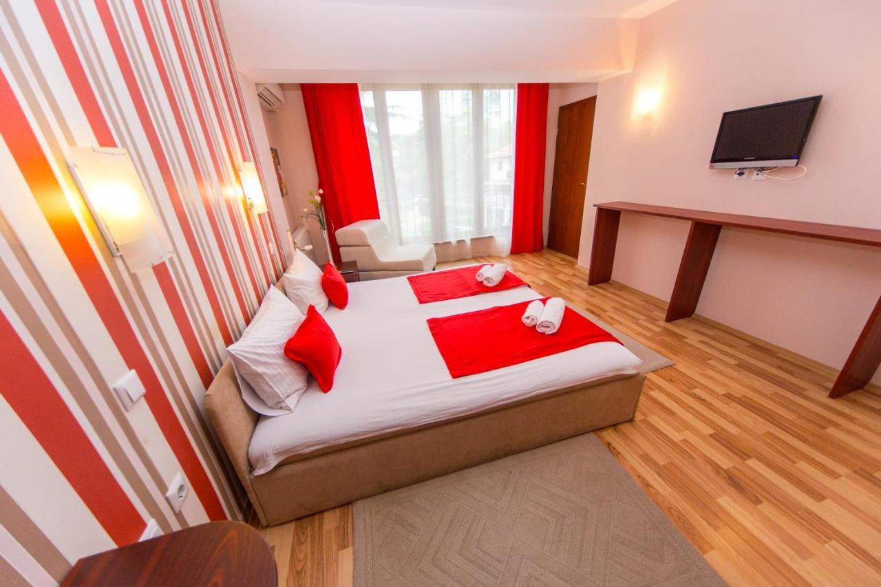Hotel Pine Скопие Екстериор снимка