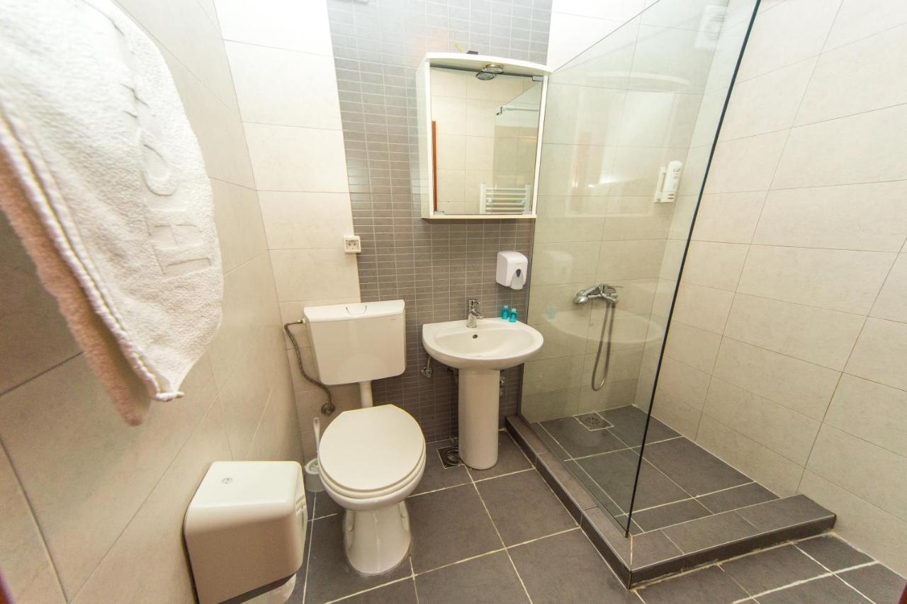 Hotel Pine Скопие Екстериор снимка
