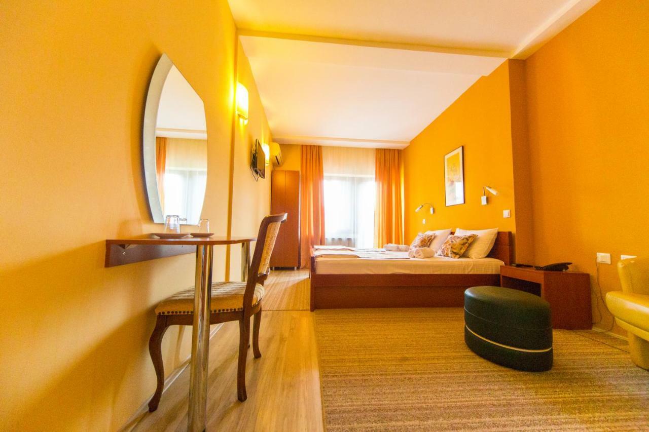 Hotel Pine Скопие Екстериор снимка